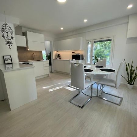 Modern Apt - King-Size Bed - Wifi -Self Check In Apartment โรวานิเอมิ ภายนอก รูปภาพ