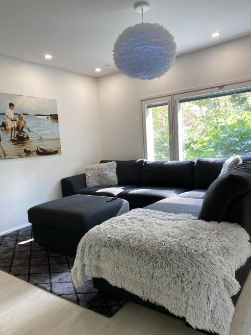 Modern Apt - King-Size Bed - Wifi -Self Check In Apartment โรวานิเอมิ ภายนอก รูปภาพ