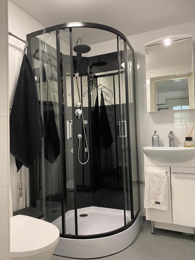 Modern Apt - King-Size Bed - Wifi -Self Check In Apartment โรวานิเอมิ ภายนอก รูปภาพ
