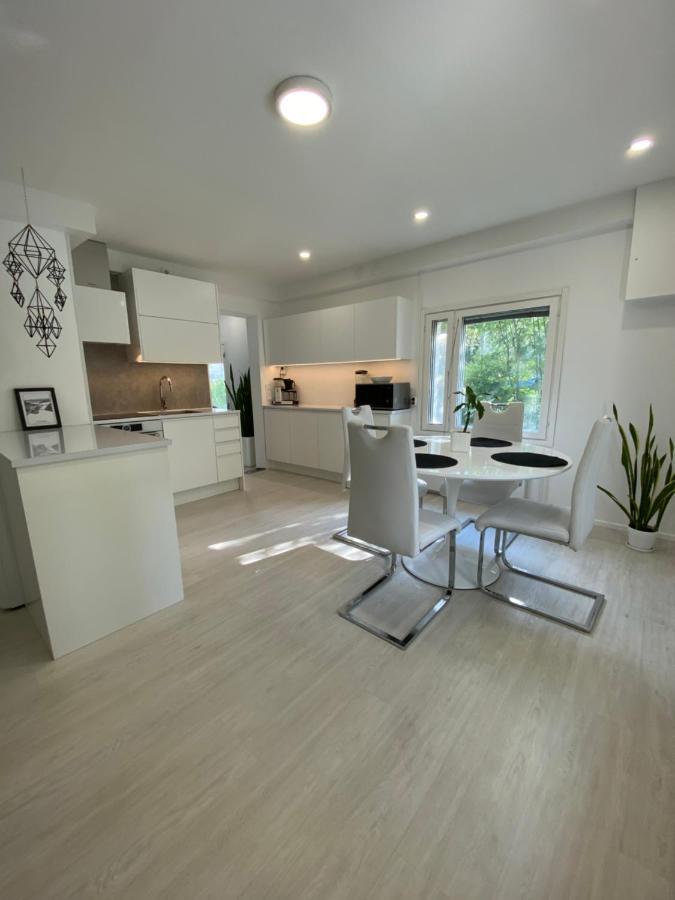 Modern Apt - King-Size Bed - Wifi -Self Check In Apartment โรวานิเอมิ ภายนอก รูปภาพ