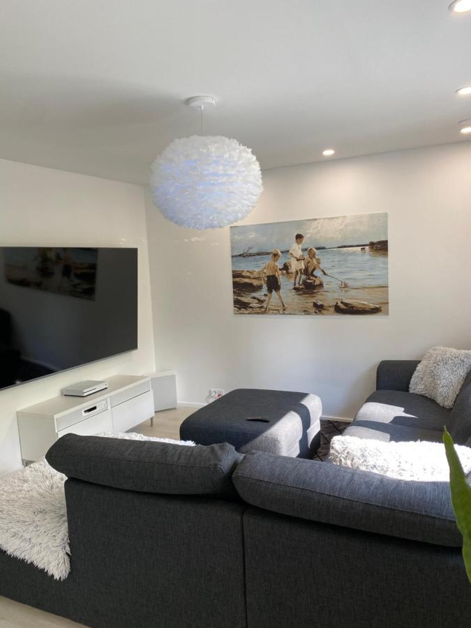 Modern Apt - King-Size Bed - Wifi -Self Check In Apartment โรวานิเอมิ ภายนอก รูปภาพ